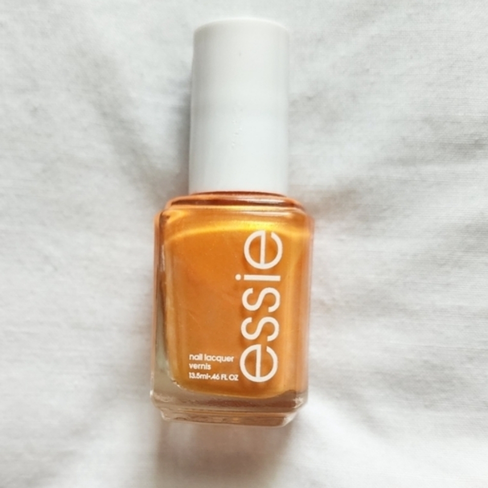 Essie nail Color Dont Be Spotted 1640